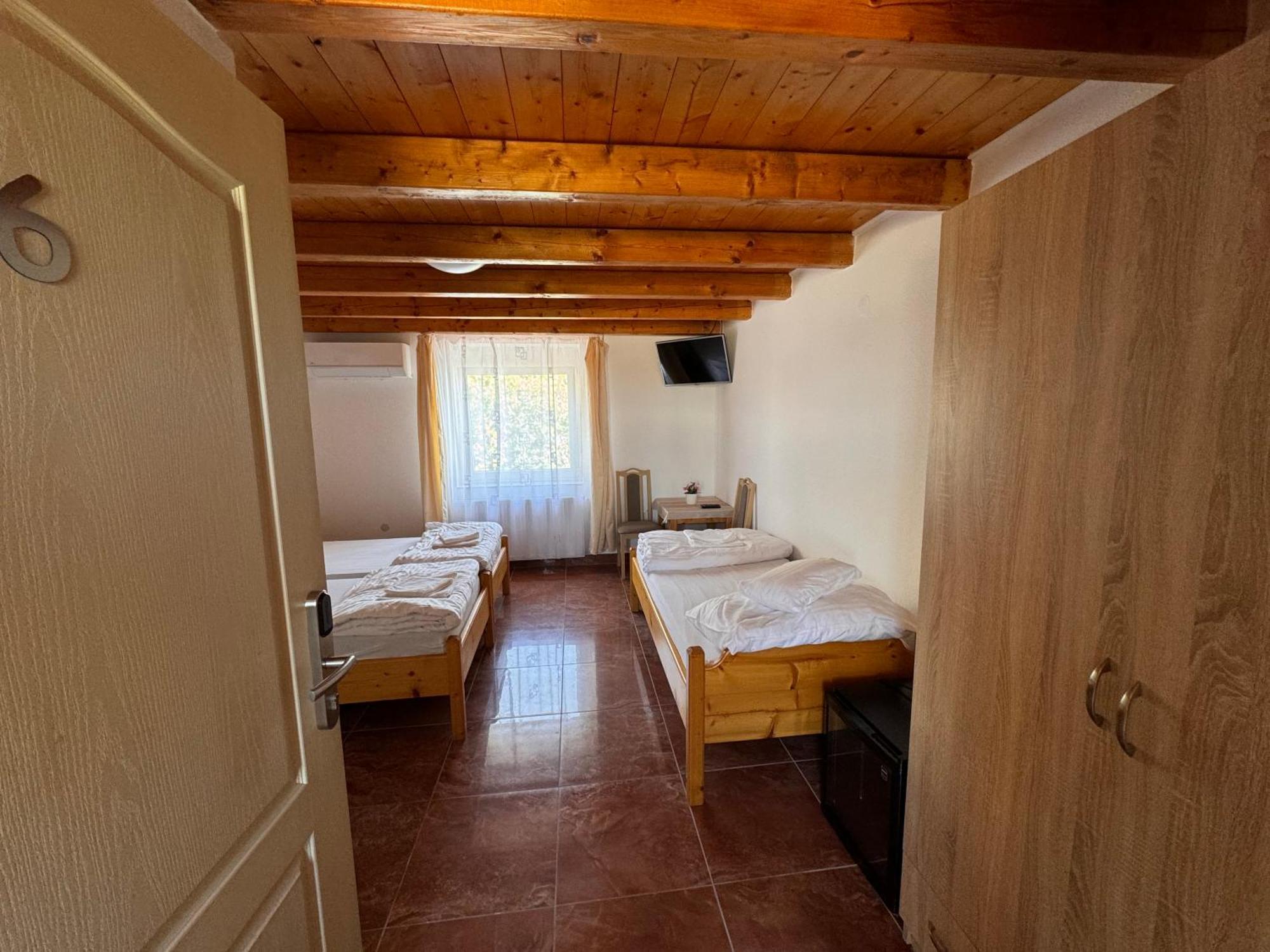 Fuerdo Panzio Bed & Breakfast Karcag Luaran gambar