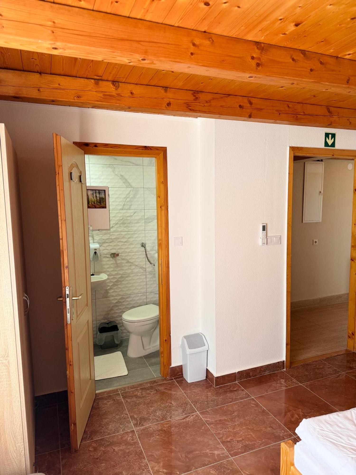 Fuerdo Panzio Bed & Breakfast Karcag Luaran gambar