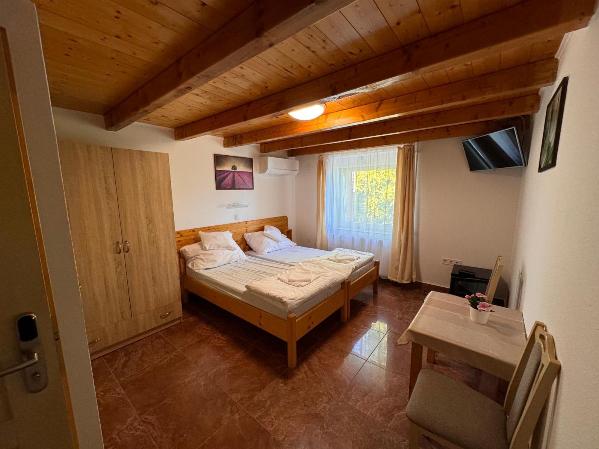 Fuerdo Panzio Bed & Breakfast Karcag Luaran gambar